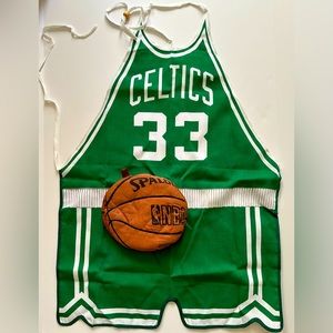 BOSTON CELTICS VINTAGE 1986 TEAM APRON WITH BASKETBALL HOT MITT 🏀